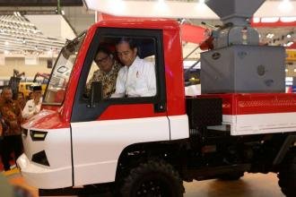 Jokowi Siapkan Insentif Pajak untuk Industri Otomotif, dari `Tax Holiday` hingga `Super Deductive Tax`