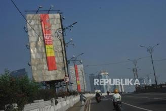 Tak Bayar Pajak, 43 Reklame Ilegal di Jakarta Ditertibkan